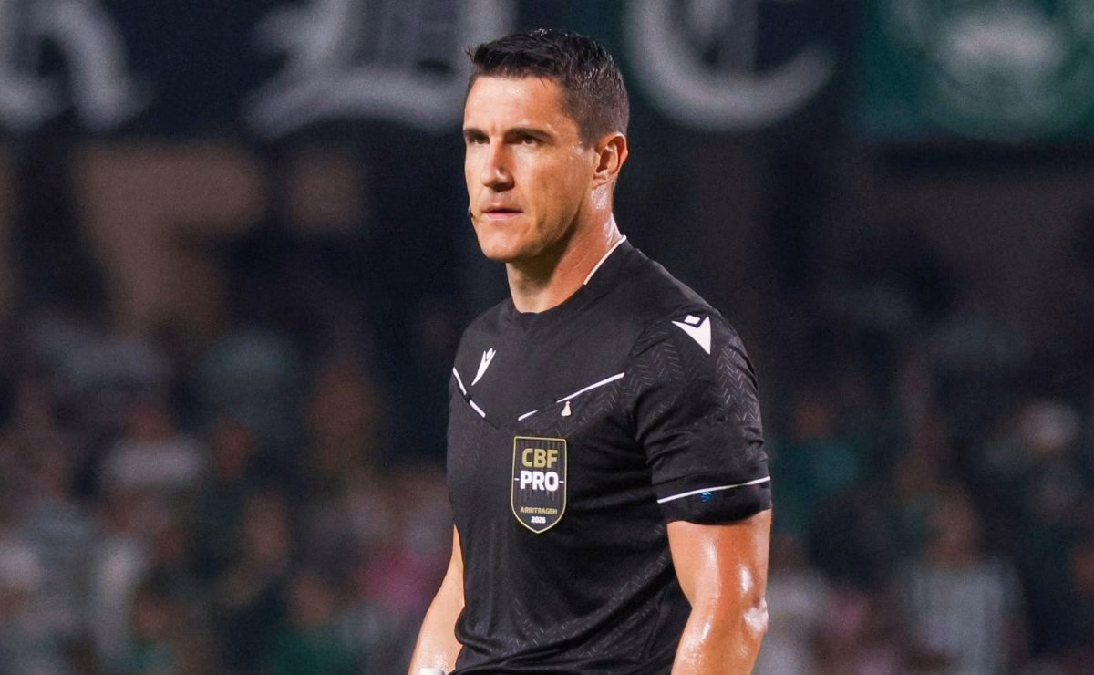Árbitro Rafael Klein durante partida do Campeonato Brasileiro