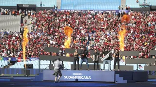 Pisadinha e pirotecnia embalam show antes de Athletico x Bragatino