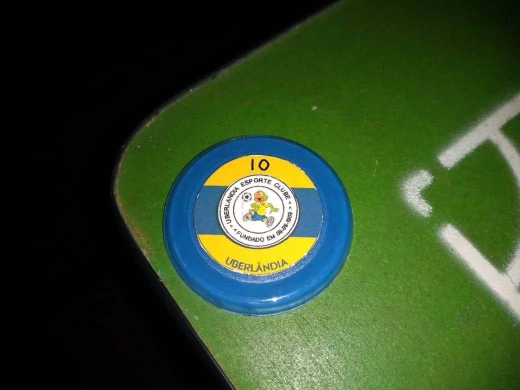 Botão do Uberlândia, um dos clubes da Suburbana curitibana.