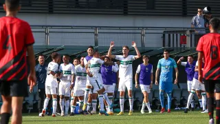 Coritiba volta a vencer o Athletico e está na final