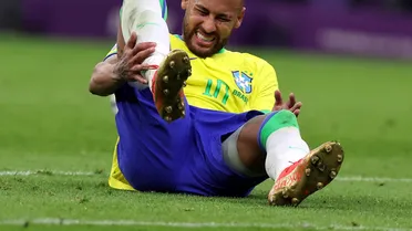Com dores no tornozelo, Neymar sai de campo chorando em estreia da seleção