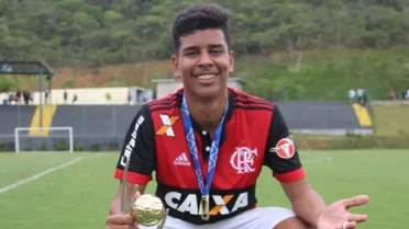 Paraná Clube contrata volante ex-Flamengo