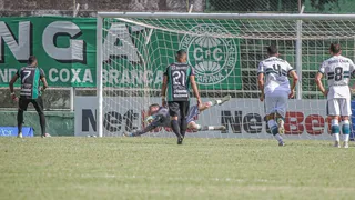 Wilson completa 250 jogos com a camisa do Coritiba pegando pênalti