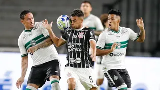 Coritiba fecha Brasileirão com derrota para o Corinthians e campanha vexatória