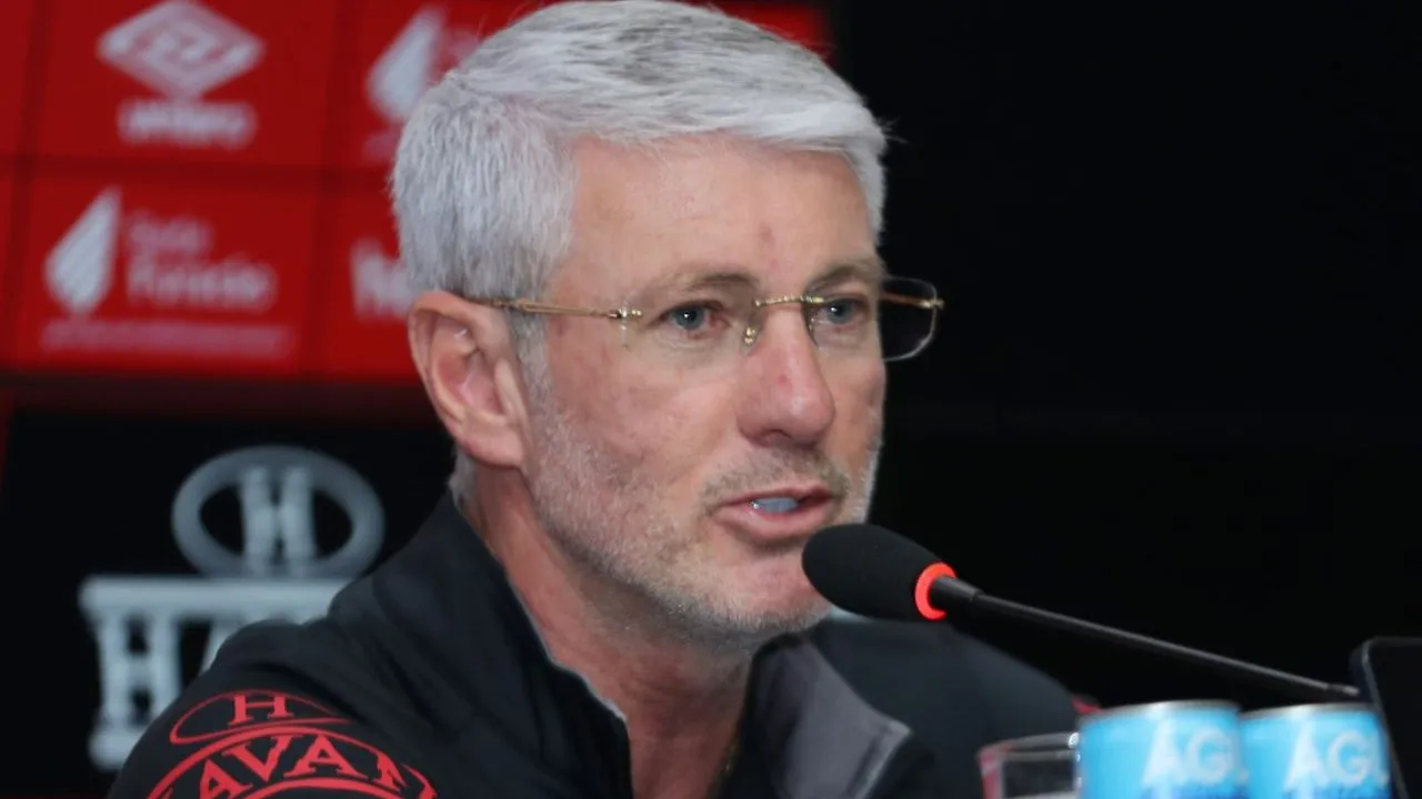 Odair Hellmann após jogo do Athletico