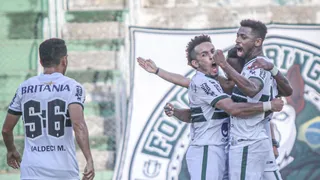 Wilson pega pênalti e Coritiba vence o Maringá na estreia no Paranaense