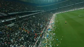 Torcida faz ‘chuva’ de brinquedos para crianças vítimas do terremoto na Turquia
