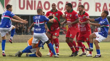 Árbitro expulsa 20 jogadores em confusão generalizada na Taça Paraná