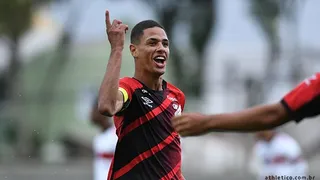 Promessa da base renova e passa a ter contrato mais longo do Athletico