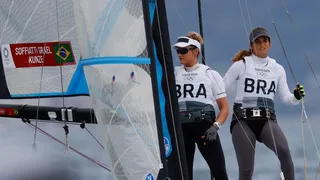 Martine Grael e Kahena Kunze sobem para 3º lugar na vela; Scheidt cai para 6º