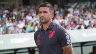 Lucho González pede desligamento do Athletico após saída de Valentim