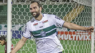 Com nove gols em 18 jogos, Léo Gamalho desfalca o Coritiba na próxima rodada