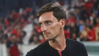 Português se torna o técnico mais jovem da história do Athletico