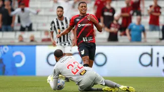Mesmo sem titulares, Athletico faz jogo duro, mas perde para o líder Atlético-MG