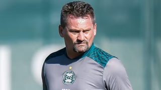 Novo técnico do Coritiba destaca caminho para acesso e prega respeito à torcida