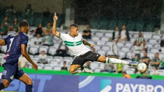 Prata da casa se emociona com gol em vitória na estreia no Couto Pereira