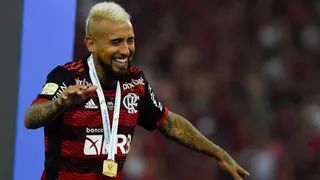 Números, polêmicas e reações das torcidas… como Vidal chega ao Athletico?