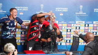 Alberto é campeão no Athletico, leva banho dos jogadores e comemora reviravolta na carreira