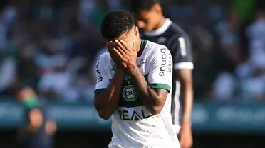 Em jogo marcado por polêmicas, Coritiba aumenta jejum no Couto