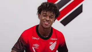 Athletico aumenta multa e blinda joia da base, alvo de clubes