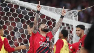 De virada, Athletico vence o Criciúma e cola na liderança