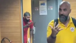 Gabigol “interrompe” coletiva de Dorival Júnior e manda beijo para técnico; veja o vídeo