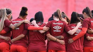 Jogadoras do Athletico desabafam após fim de projeto: “Petraglia não gosta de futebol feminino”