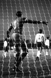 Mais um registro espetacular da Muralha Negra do Alto da Glória. Foto de um Atletiba de 76.