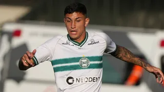 Clube europeu tem interesse em zagueiro “esquecido” do Coritiba e atleta vive impasse