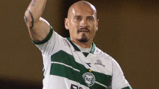 Coritiba marca no fim, desbanca rival pelo acesso e vira líder da Série B