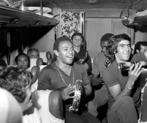 A intimidade do Coxa após o tricampeonato paranaense nos anos 70. Nilo esmerilhando no pandeiro e Jairo, encoberto, humilde no tamborim.
