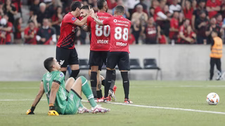 Athletico diverte-se na Baixada com gols e idolatria