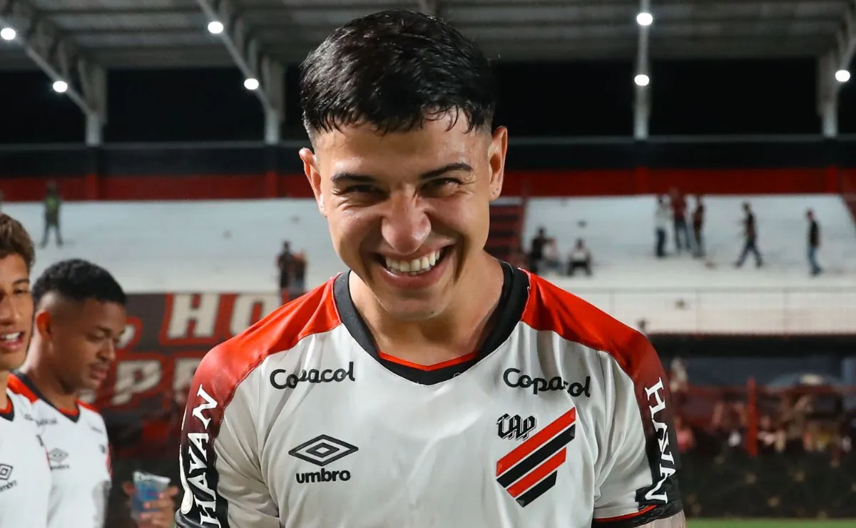 Lucas Esquivel comemora a classificação do Athletico após vitória nos pênaltis sobre o Atlético-GO pela Copa do Brasil.