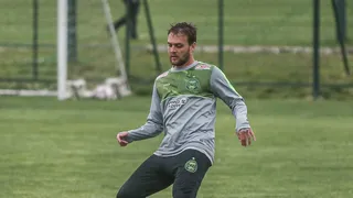 Zagueiro testa positivo para a Covid-19 e desfalca o Coritiba contra o Vitória