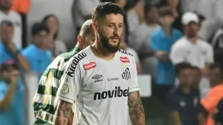 Meia revelado pelo Coritiba pede para treinar em separado e tem futuro indefinido