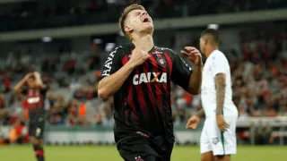 Ex-camisa 10 do Athletico, “xodó de Autuori” surpreende com aposentadoria