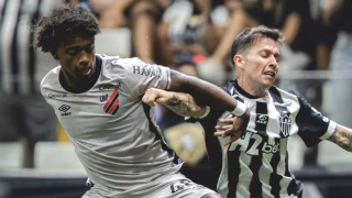 Técnico do Athletico se irrita com erros e faz balanço da campanha no Brasileirão