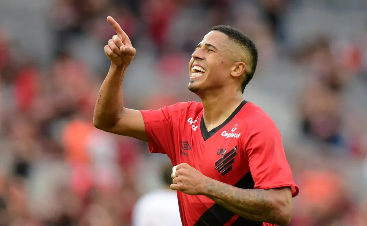 Bérgson comemora gol pelo Athletico durante partida na Arena da Baixada