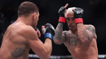Charles do Bronx questiona golpes ilegais de Michael Chandler no UFC 309