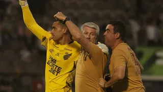 Athletico: Santos gera reação de Odair e torcida após falha grotesca