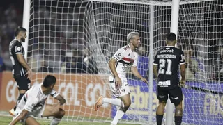 Calleri marca duas vezes e São Paulo bate o Corinthians de virada
