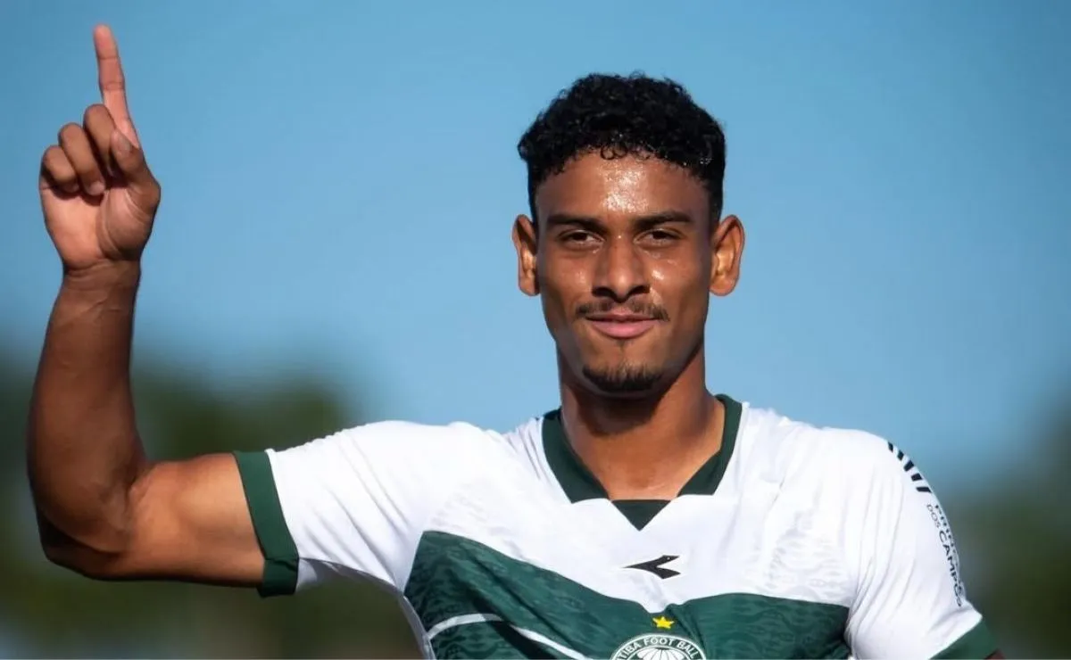 Enzo Vagner comemora gol pelo Coritiba durante partida
