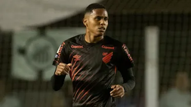 Reforço estreia no Athletico e ganha espaço com futuro de concorrente incerto