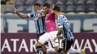 Grêmio desperdiça chances, leva virada do del Valle e está fora da Libertadores