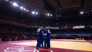 Judô brasileiro sofre duas derrotas e deixa Tóquio sem medalha por equipes