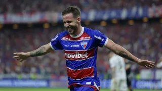 Alvo do Athletico, Lucas Sasha define futuro no Fortaleza