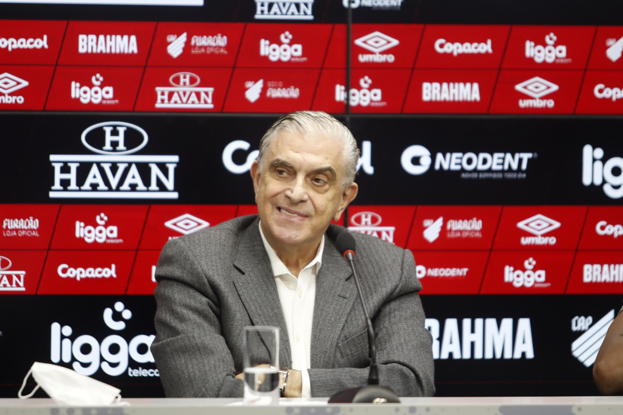 Mario Celso Petraglia e o último tijolo da Baixada