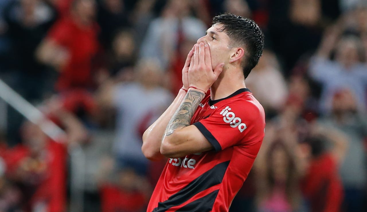 A última bola, agora, foi do Athletico e Zapelli a perdeu contra o Corinthians