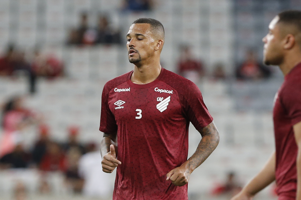 Zagueiro rescinde com o Athletico para fechar com rival da Série A