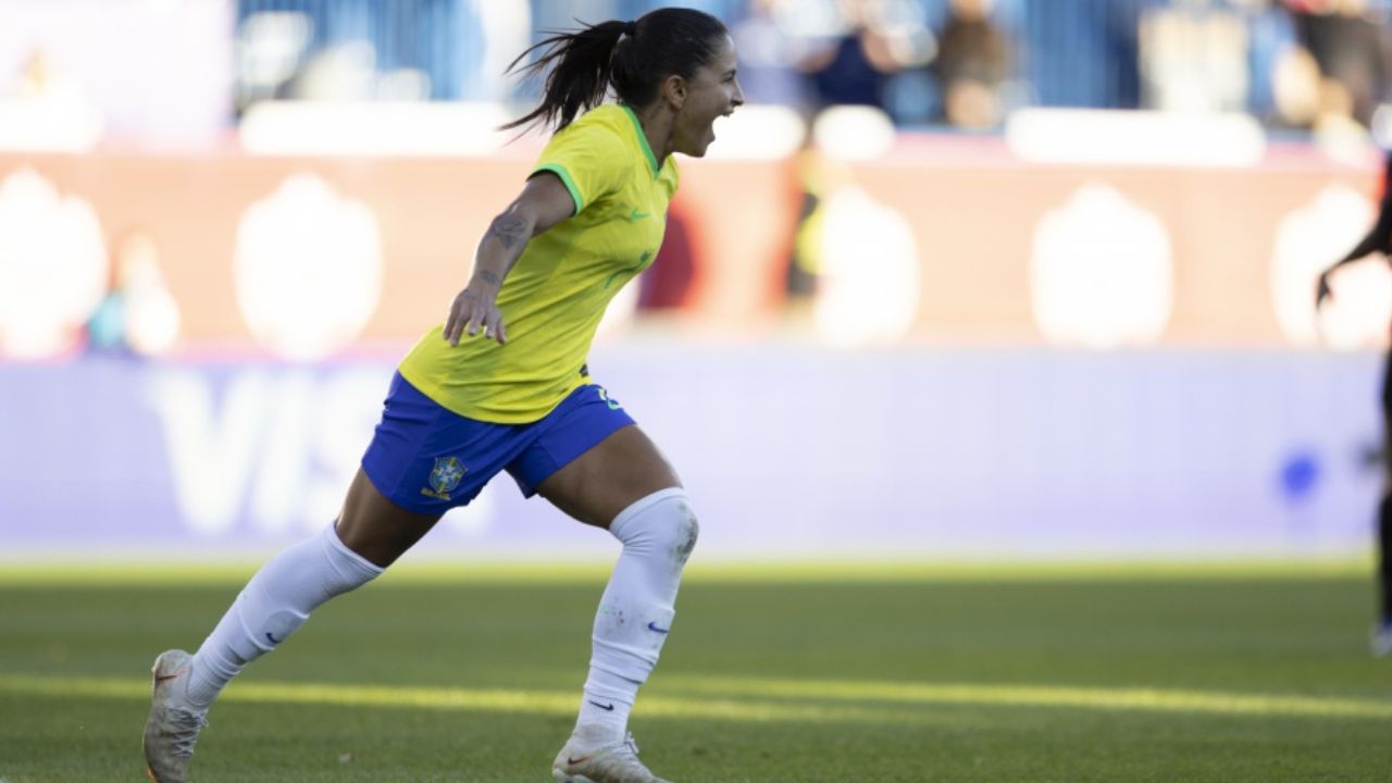 Debinha marca e Brasil vence Canadá na estreia do técnico Arthur Elias